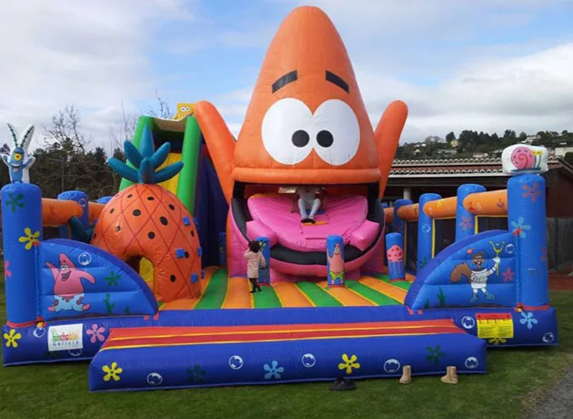 Castillo hinchable de Bob Esponja en una fiesta al aire libre