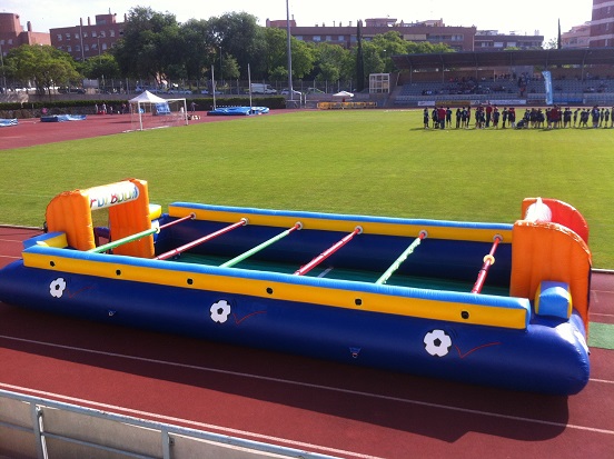 Hinchable futbolín humano